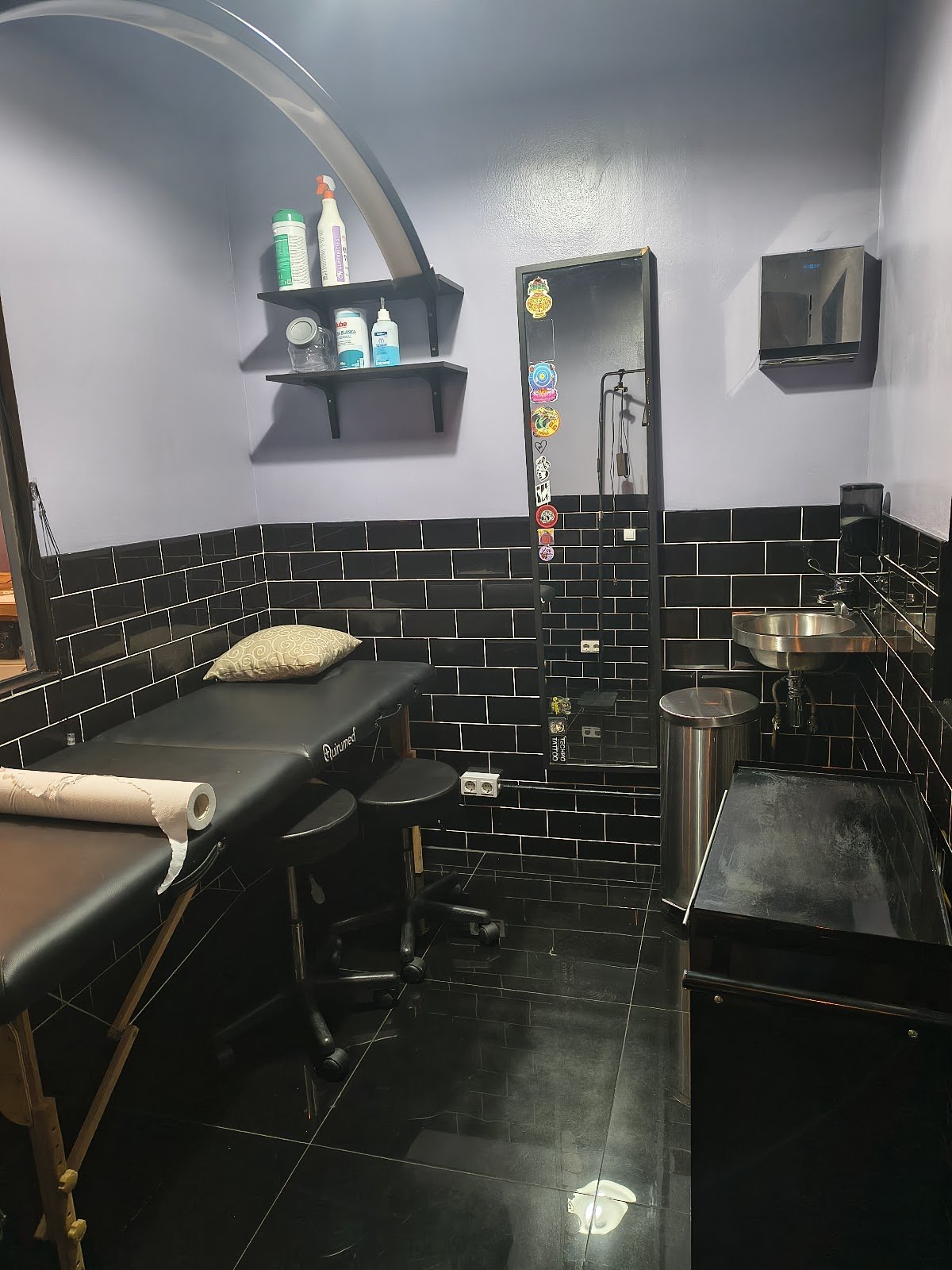 Cabina de trabajo con camilla y azulejo negro