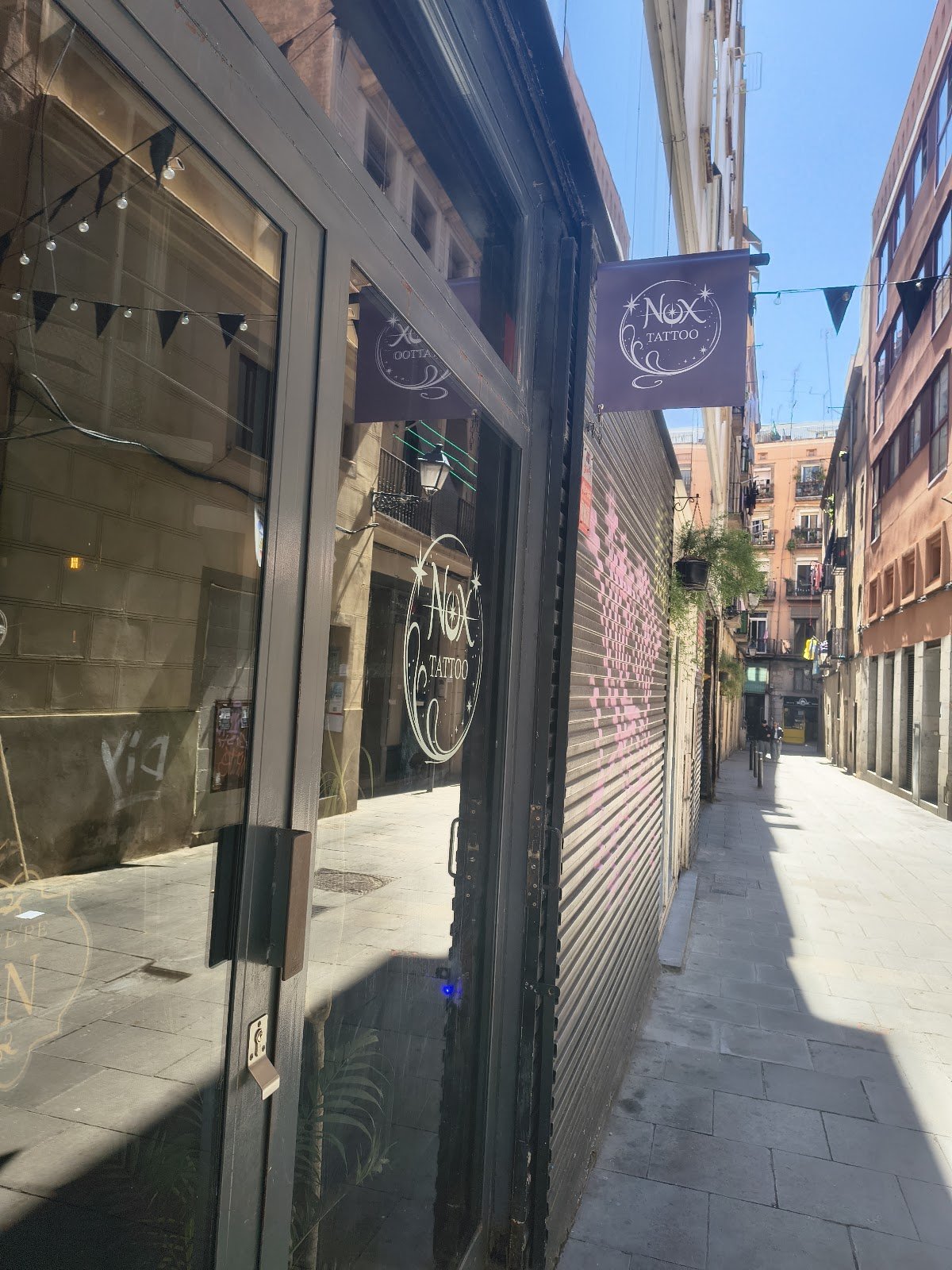 La calle de la Cendra, estrecha, con la entrada del estudio