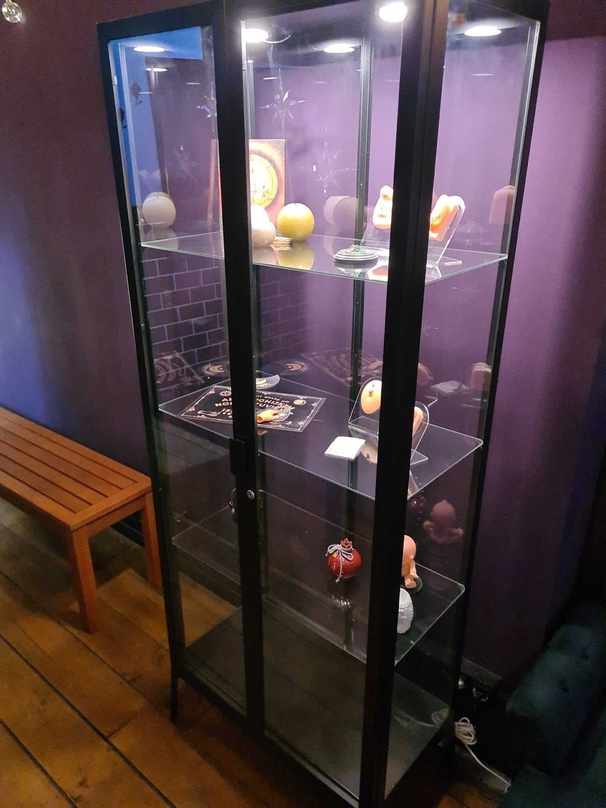 Vitrina con joyería de piercing